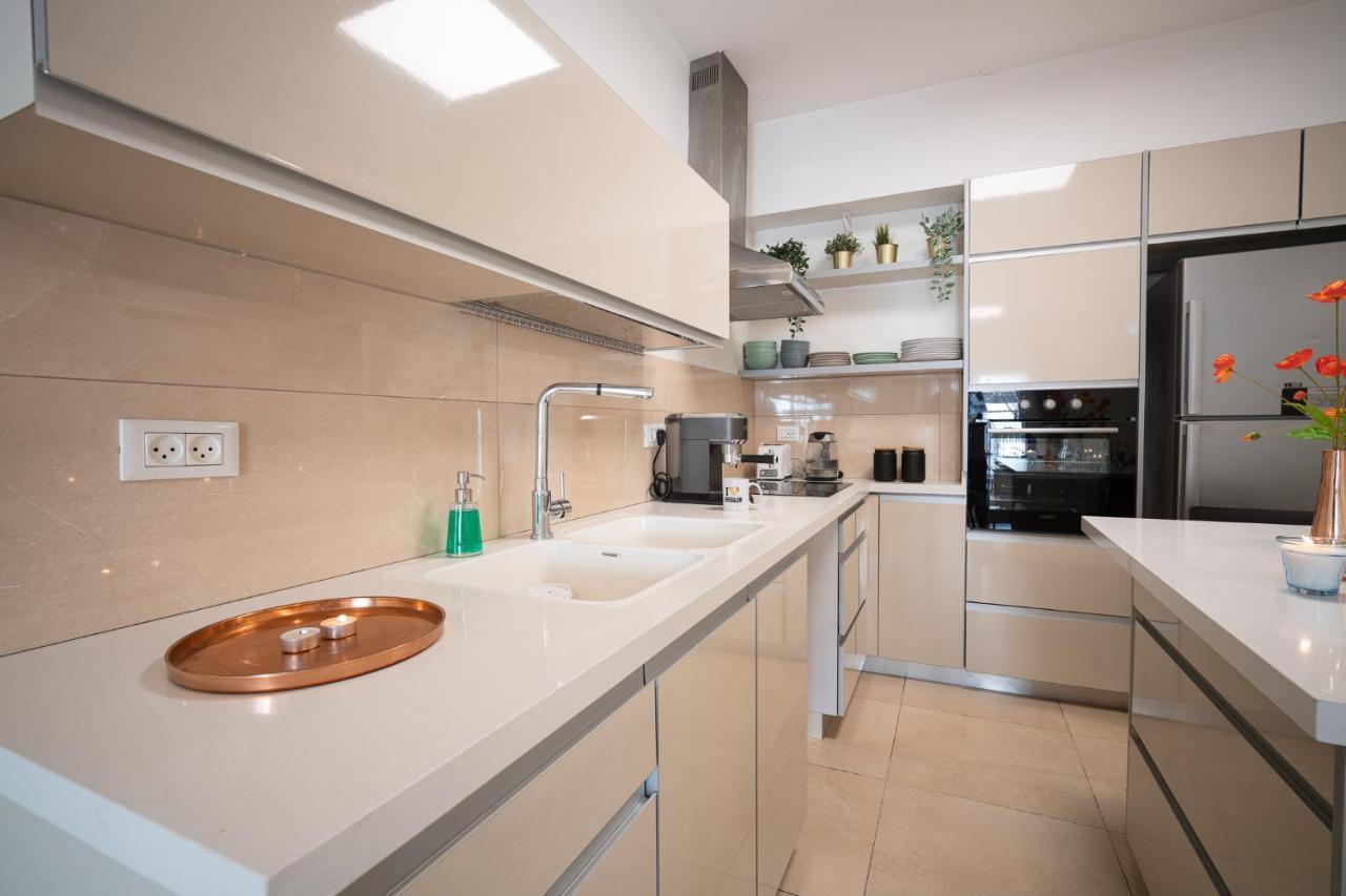 Harav Kuk Modern Apartment By Nimizz Jerusalem Exterior photo